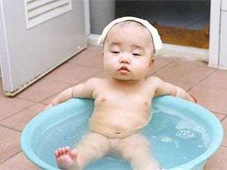 صور طفل فى حوض استحمام